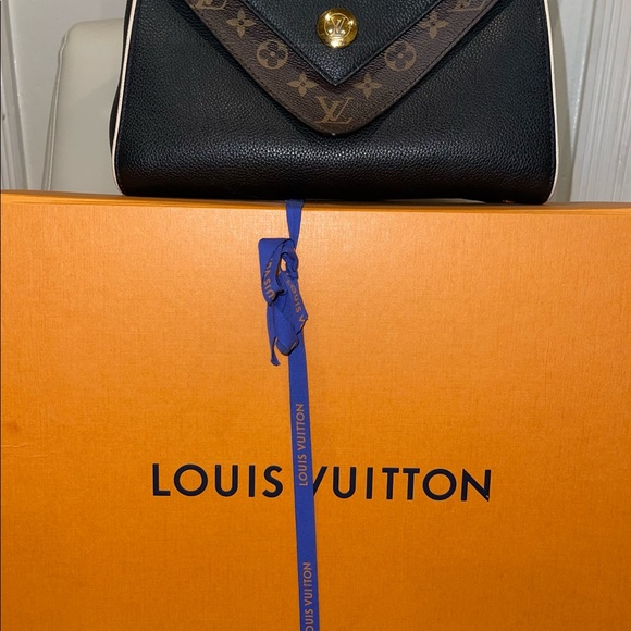 100% Authentic Louis Vuitton Double V Noir handbag Great Condition - Picture 4 of 10